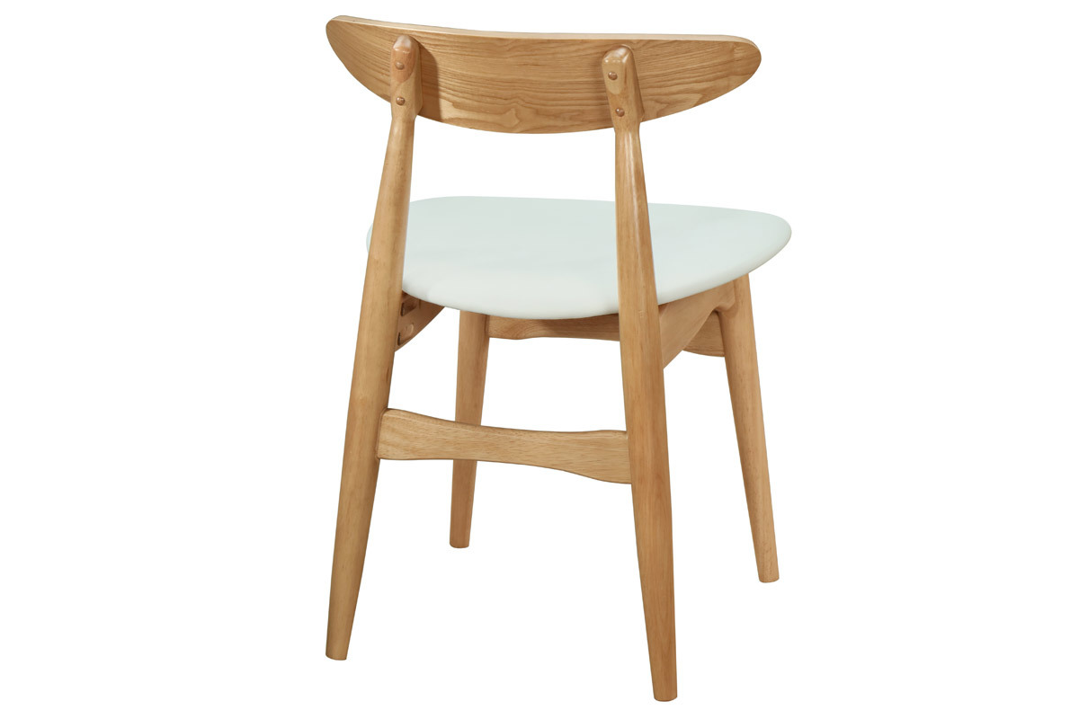 Chaise scandinave en bois clair avec assise blanche, vue de dos.