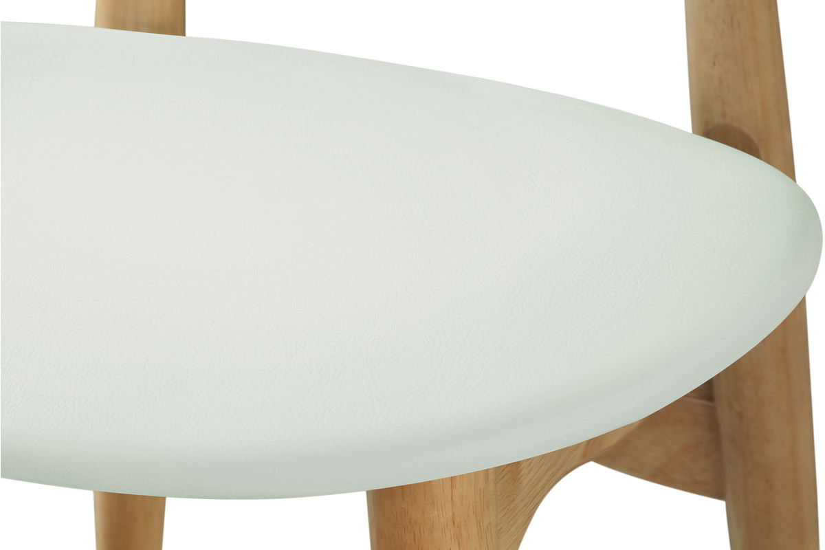 D�tail d'une chaise Walford avec assise blanche et structure en bois clair.