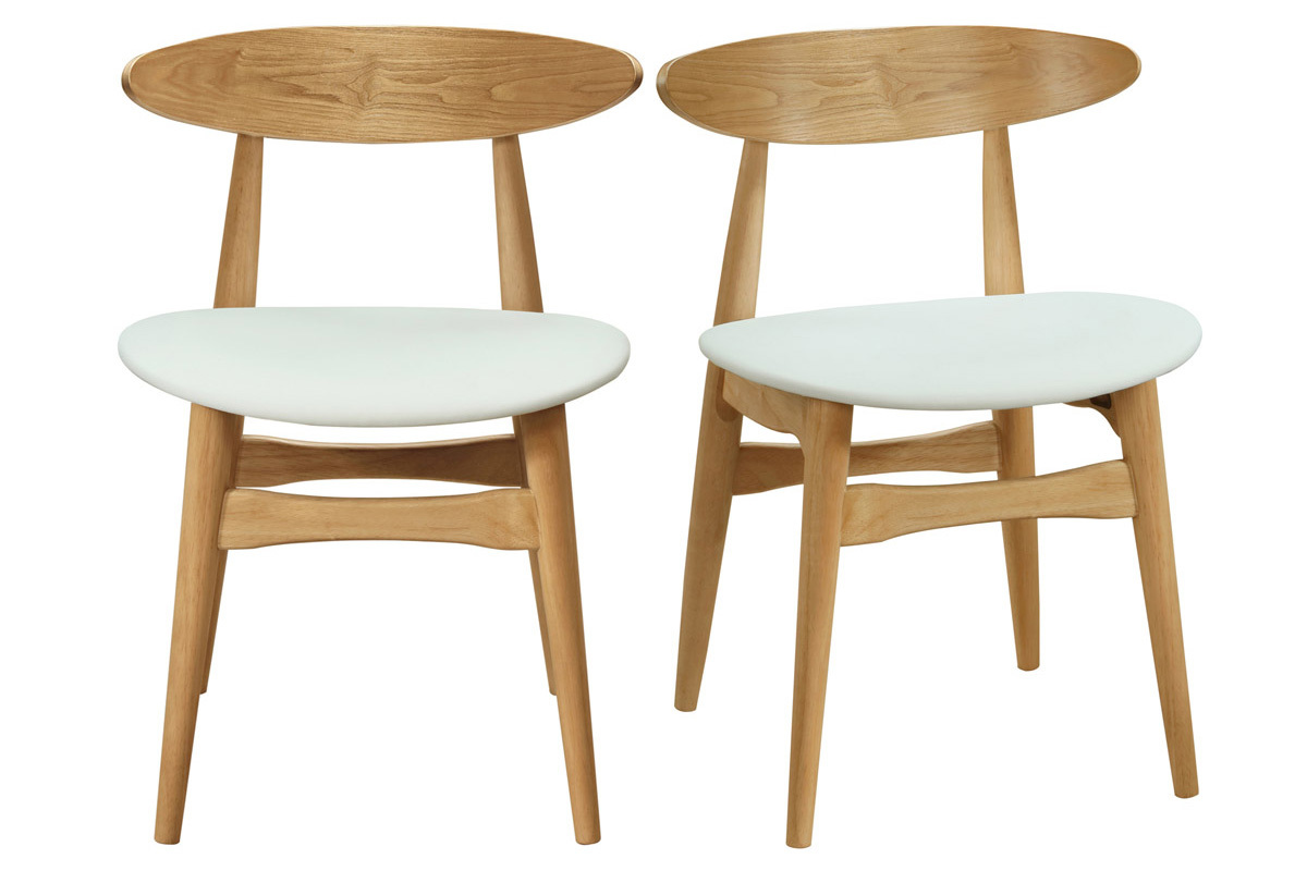 Lot de 2 chaises scandinaves en bois clair, assise blanche, vue de face.