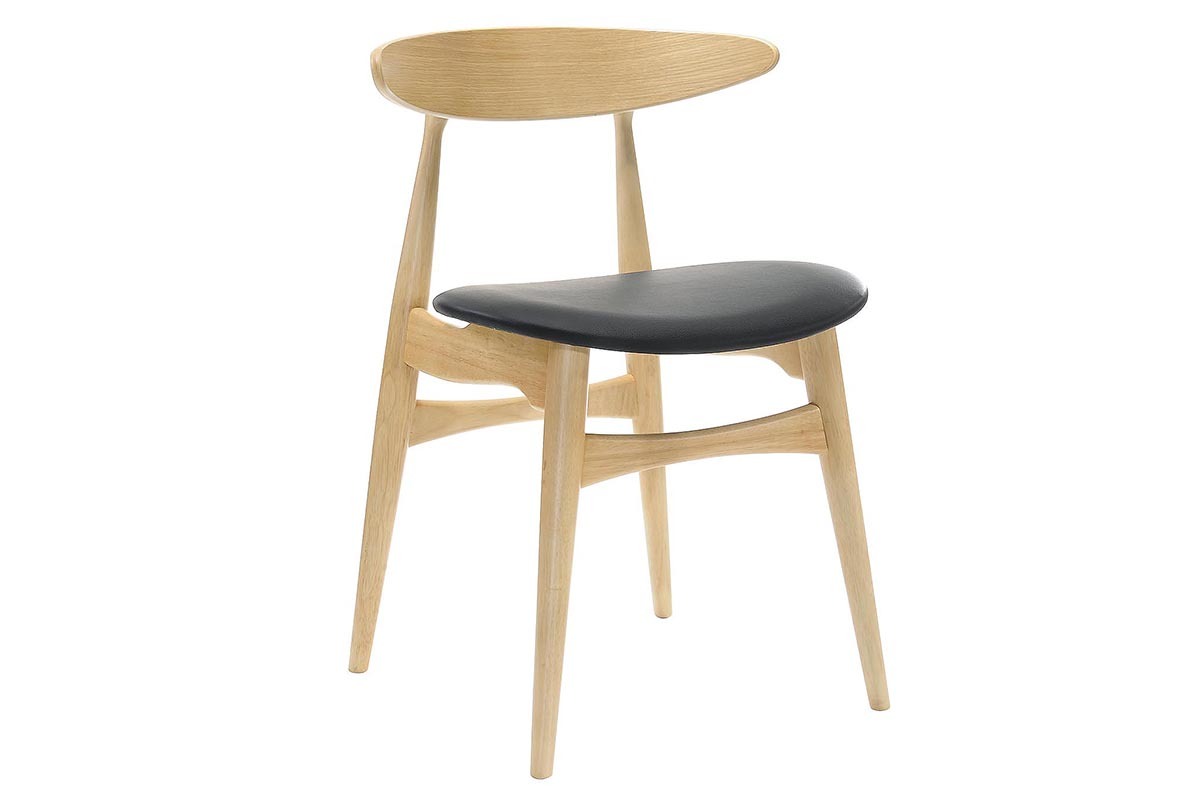 Chaise scandinave en bois clair avec assise noire, vue de 3/4.