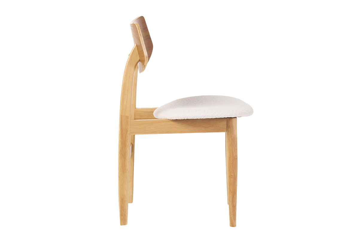 Chaise scandinave en bois clair et tissu bouclette blanc, vue de profil.