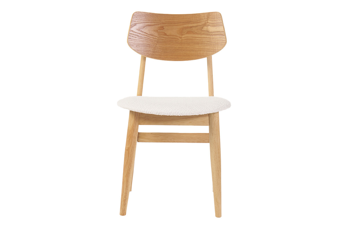 Chaise scandinave en bois clair avec assise en tissu effet laine boucl�e blanche, vue de face.