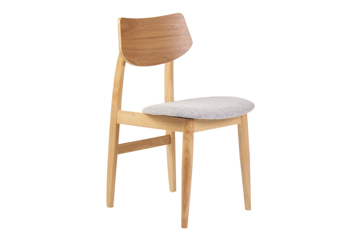 Chaise scandinave en bois clair et tissu gris clair vue de 3/4.