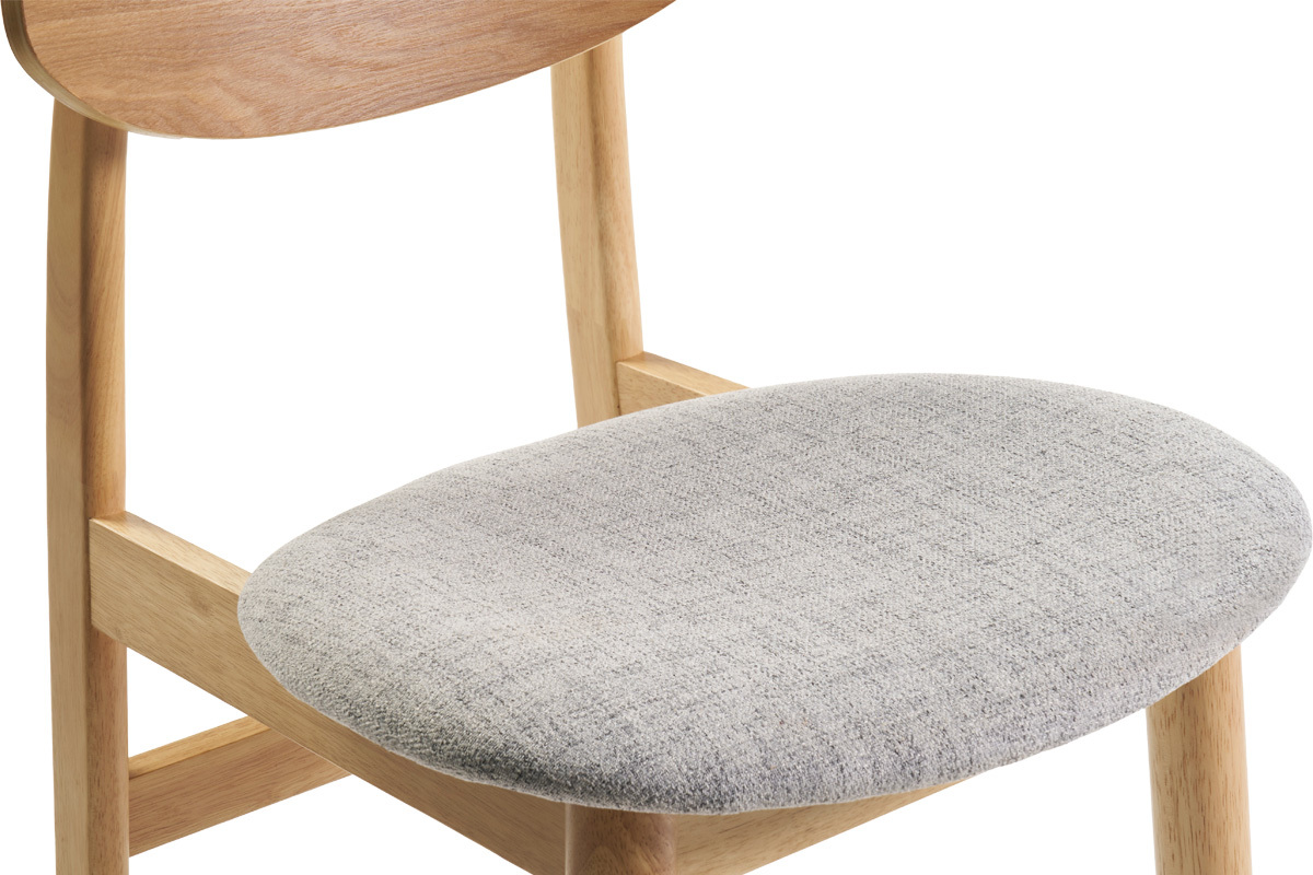 Chaise scandinave bois clair et tissu gris, vue en angle.