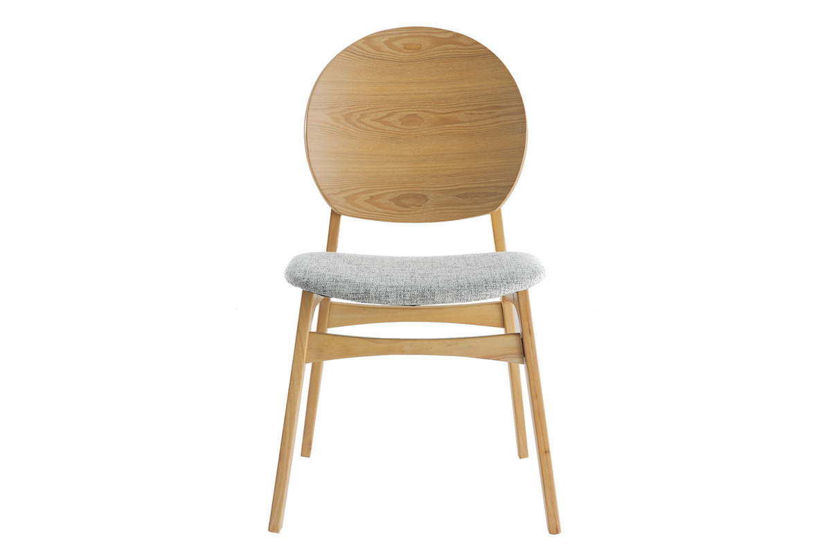 Chaise scandinave en bois clair et tissu gris clair, vue de face.