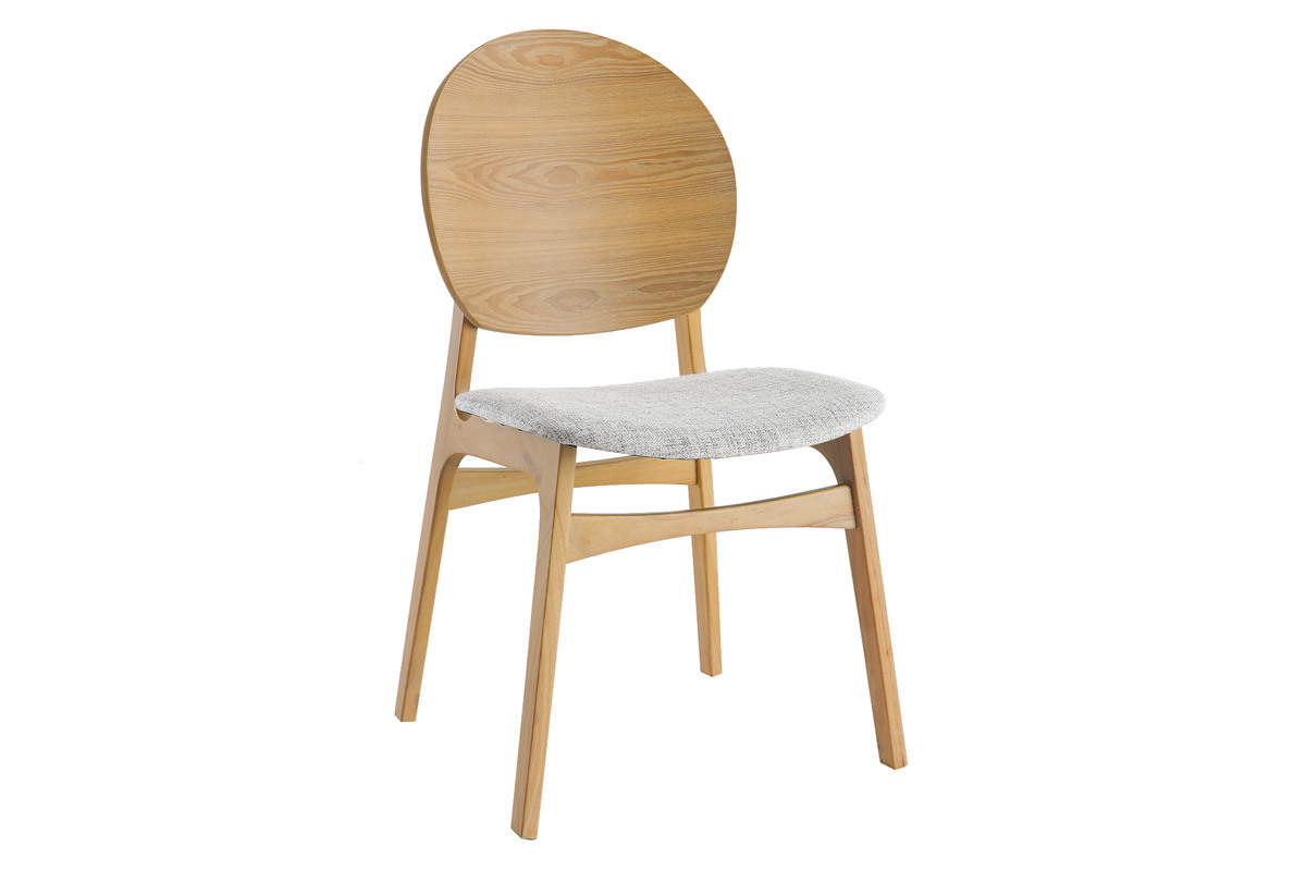 Chaise scandinave en bois clair avec assise en tissu gris clair, vue de 3/4.