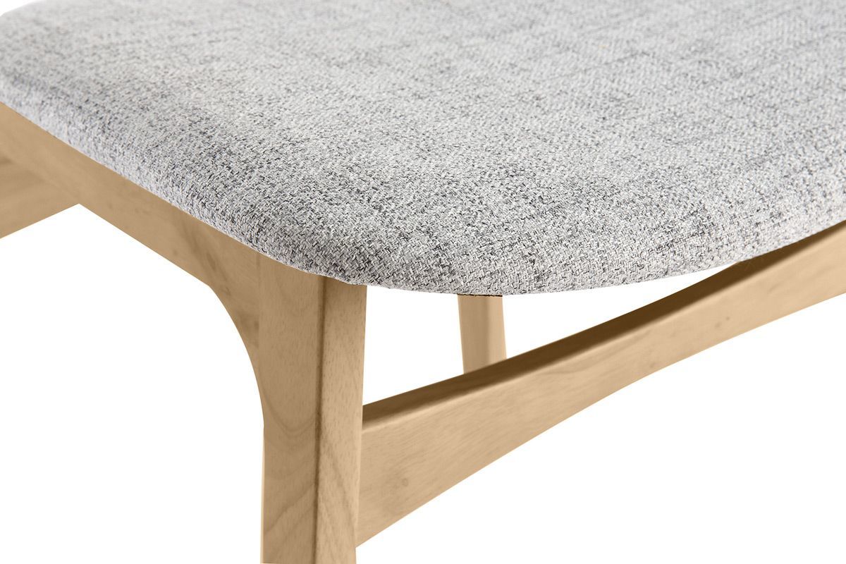 Zoom sur assise en tissu gris clair et bois clair de la chaise scandinave ELTON.