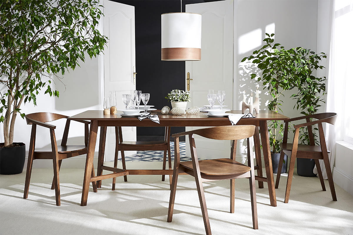 Chaises scandinaves en bois fonc� BAHIA autour d'une table � manger