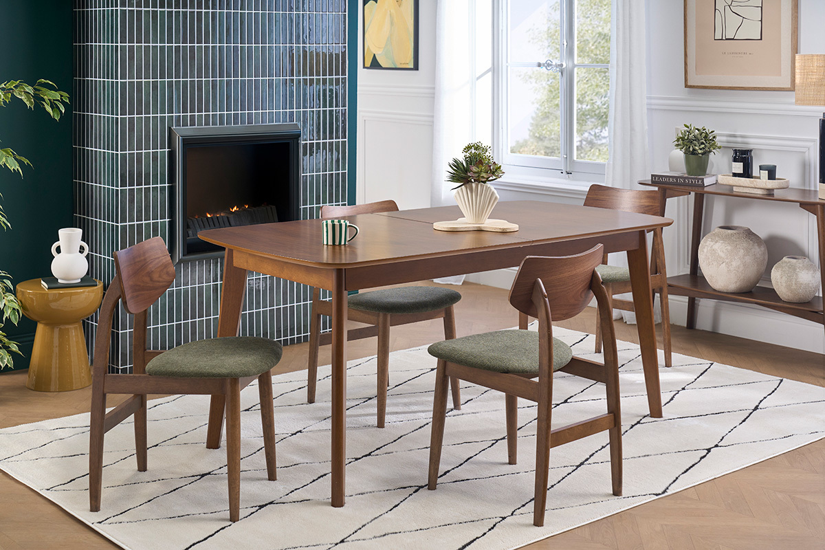 Chaises scandinaves en bois fonc� et tissu velours vert kaki autour d'une table dans un int�rieur moderne