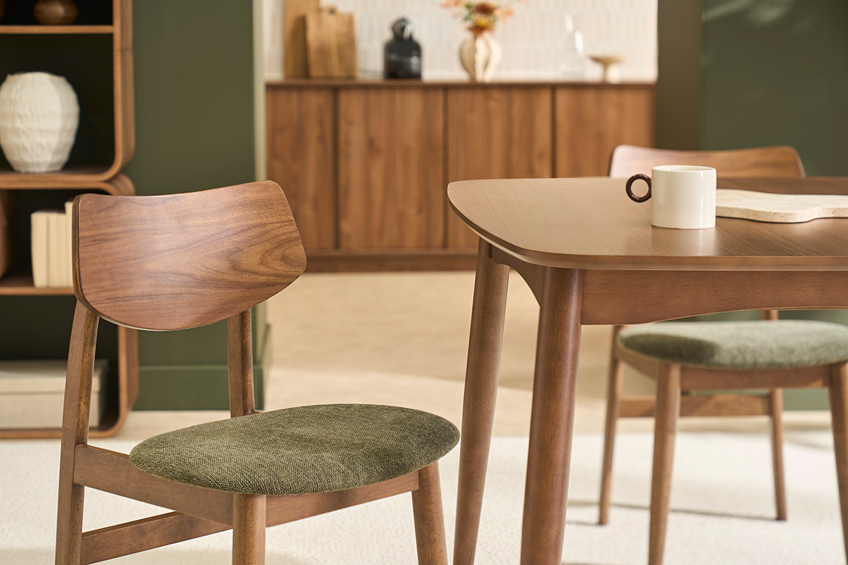 Chaises scandinaves en bois fonc� et tissu vert kaki, vue rapproch�e sur une chaise invitante.