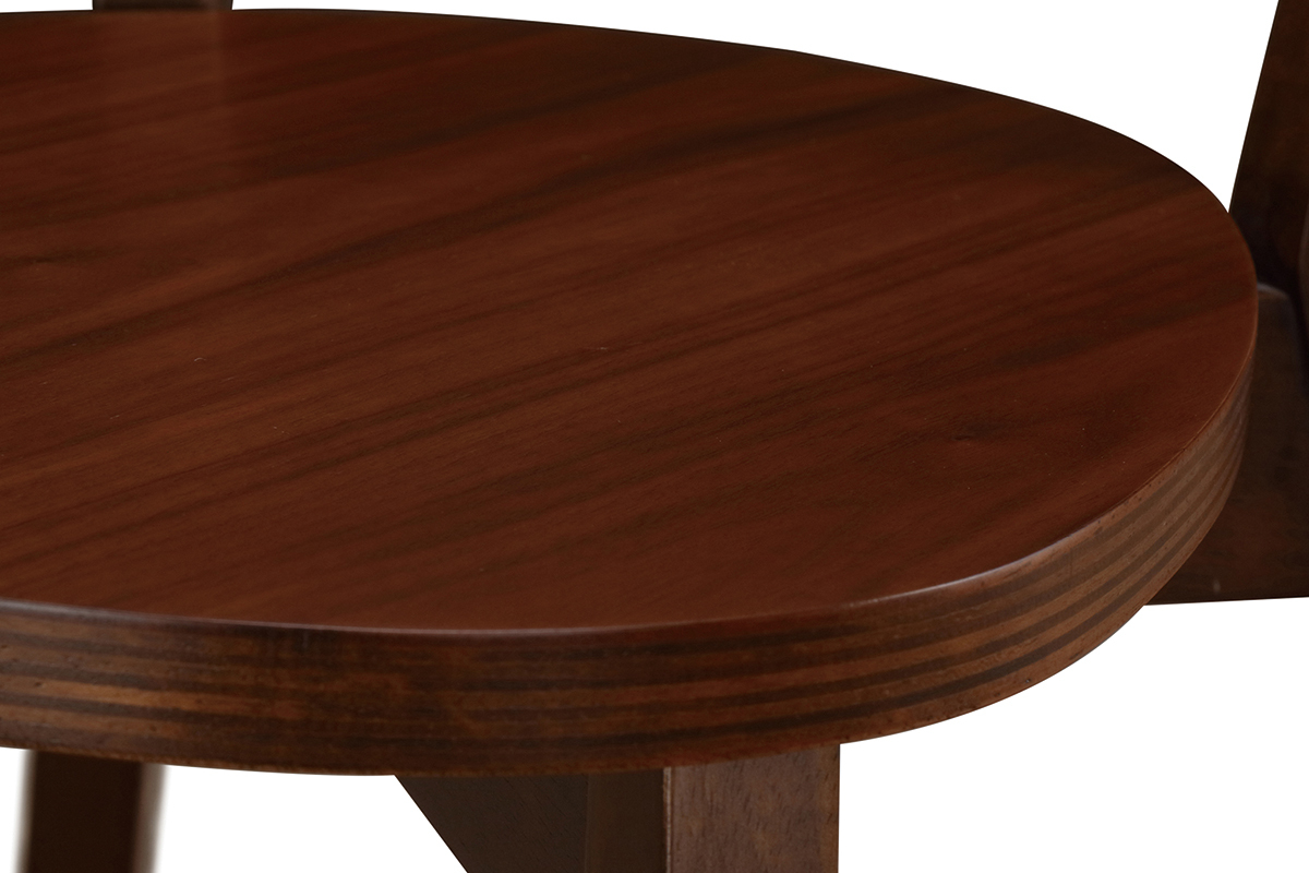 D�tail du plateau en bois fonc� noyer d'une chaise scandinave LEENA