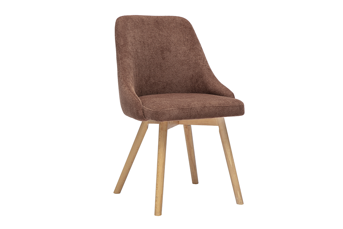 Chaise scandinave en tissu velours brun avec pieds en bois clair, vue de 3/4.