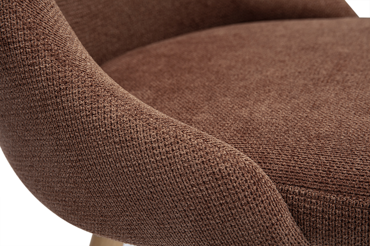 Gros plan sur le tissu chenille textur� terre br�l�e d'une chaise HASTA.