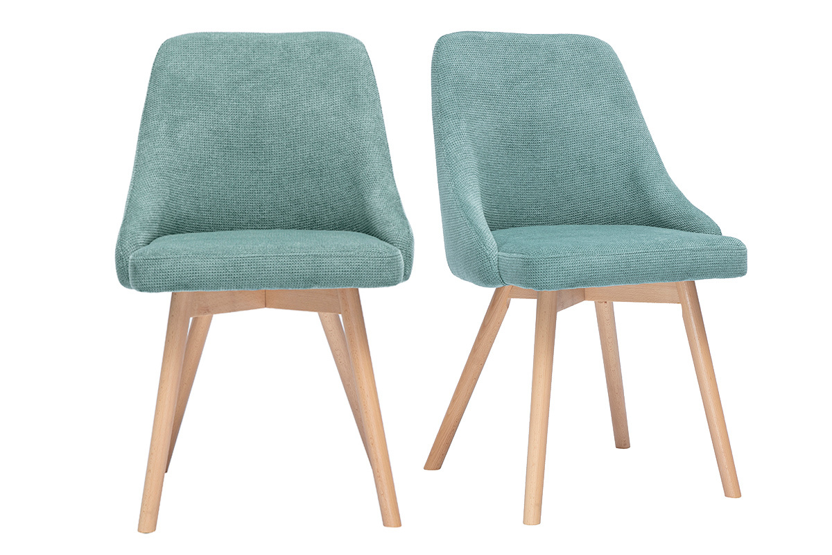Deux chaises scandinaves avec tissu vert c�ladon effet velours, pieds en bois clair, vue de face.