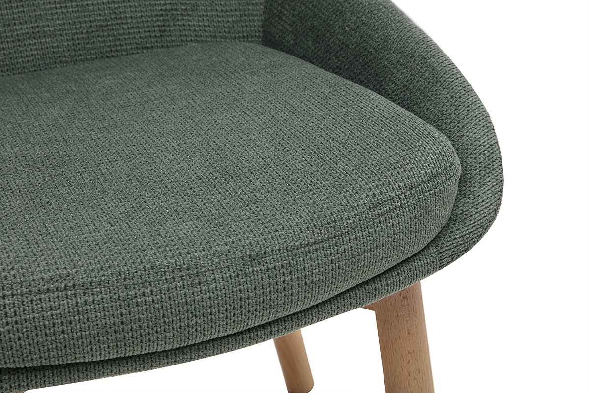 D�tail de l'assise d'une chaise scandinave en tissu chenille vert kaki avec pieds en bois clair.