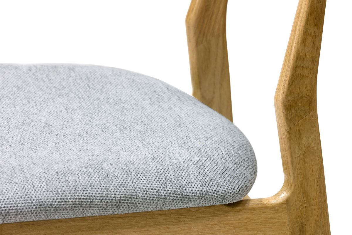 Chaises scandinaves en tissu effet velours textur� gris chin� et bois clair ch�ne massif (lot de 2) MAYA