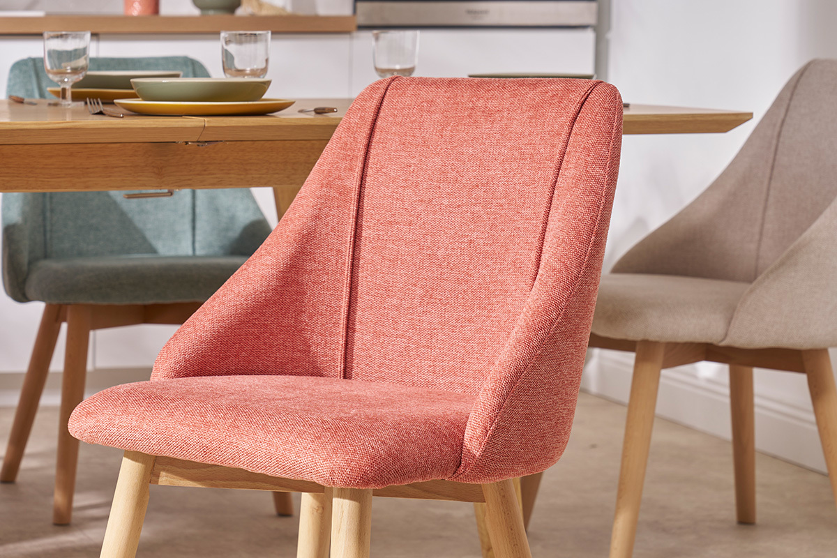 Chaise scandinave terracotta en tissu effet velours et bois clair, vue de trois quarts.