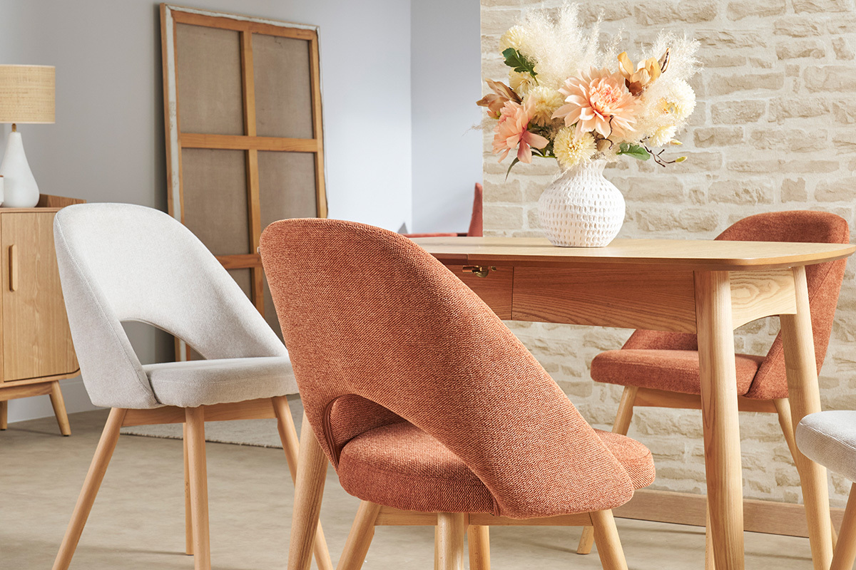 Chaises scandinaves en tissu effet velours textur� terre br�l�e et bois clair (lot de 2) COSETTE