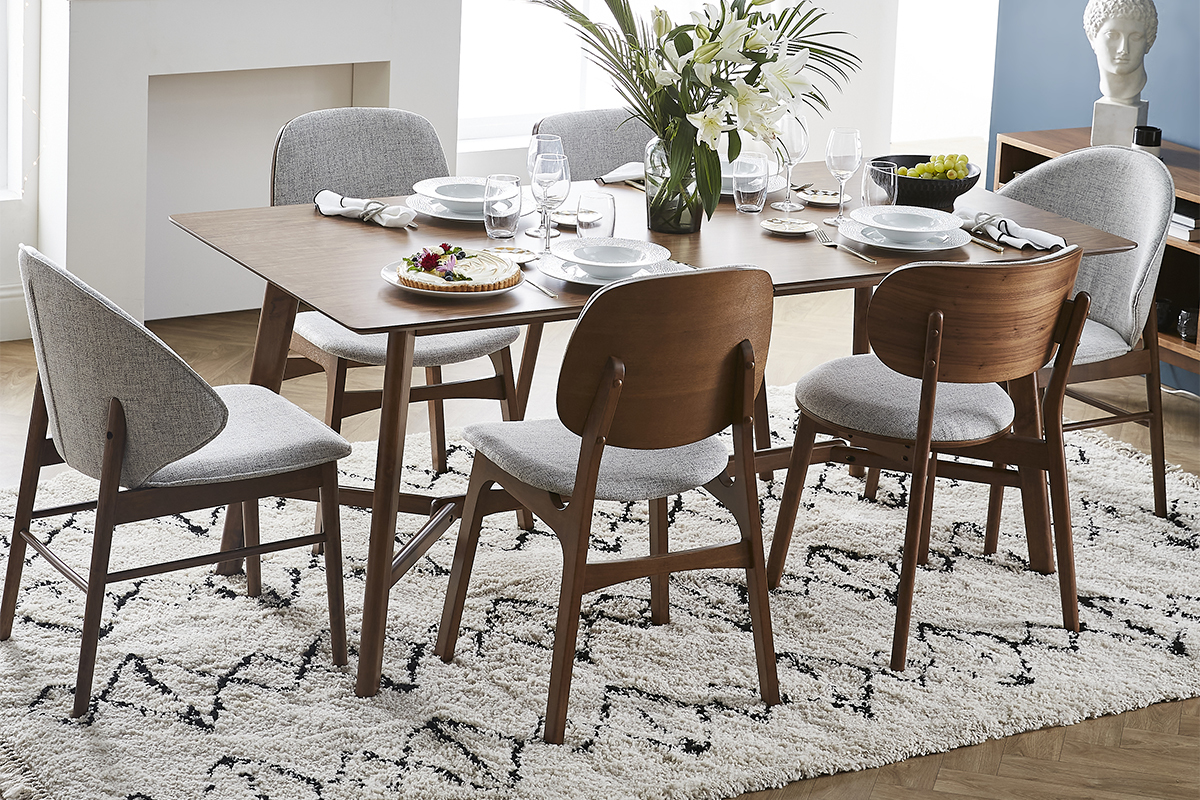 Chaises scandinaves en tissu gris clair et bois fonc� noyer (lot de 2) FAUVETTE