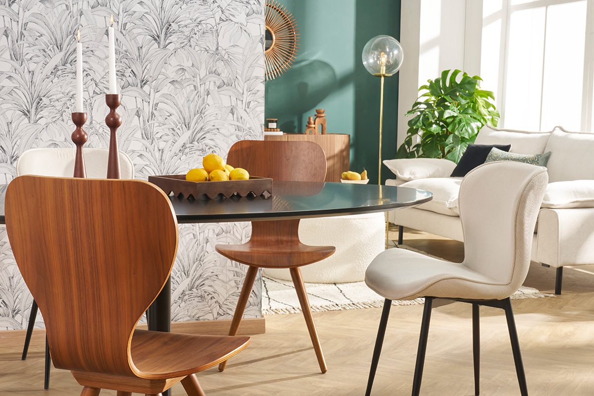 Chaises vintage en bois fonc� noyer NORDECO autour d'une table dans un salon lumineux.