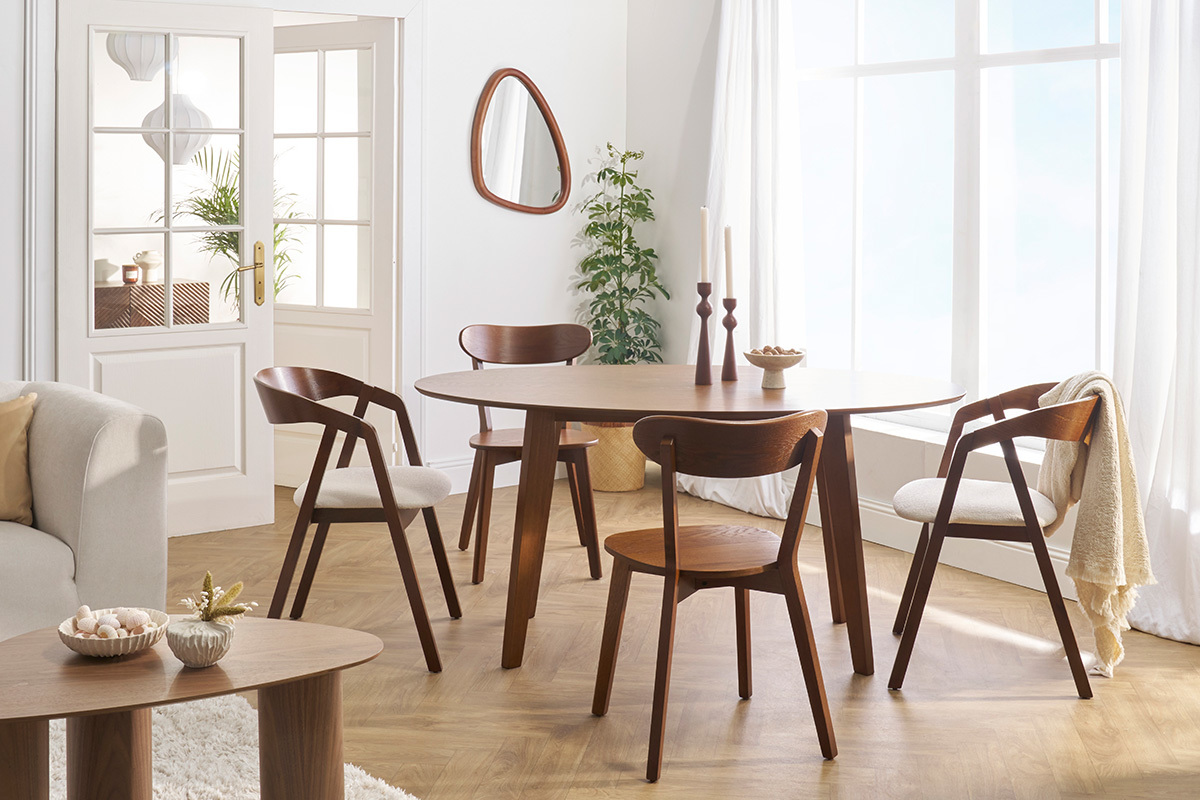 Chaises vintage empilables en bois teint� noyer et tissu effet laine boucl�e blanc (lot de 2) LOVA