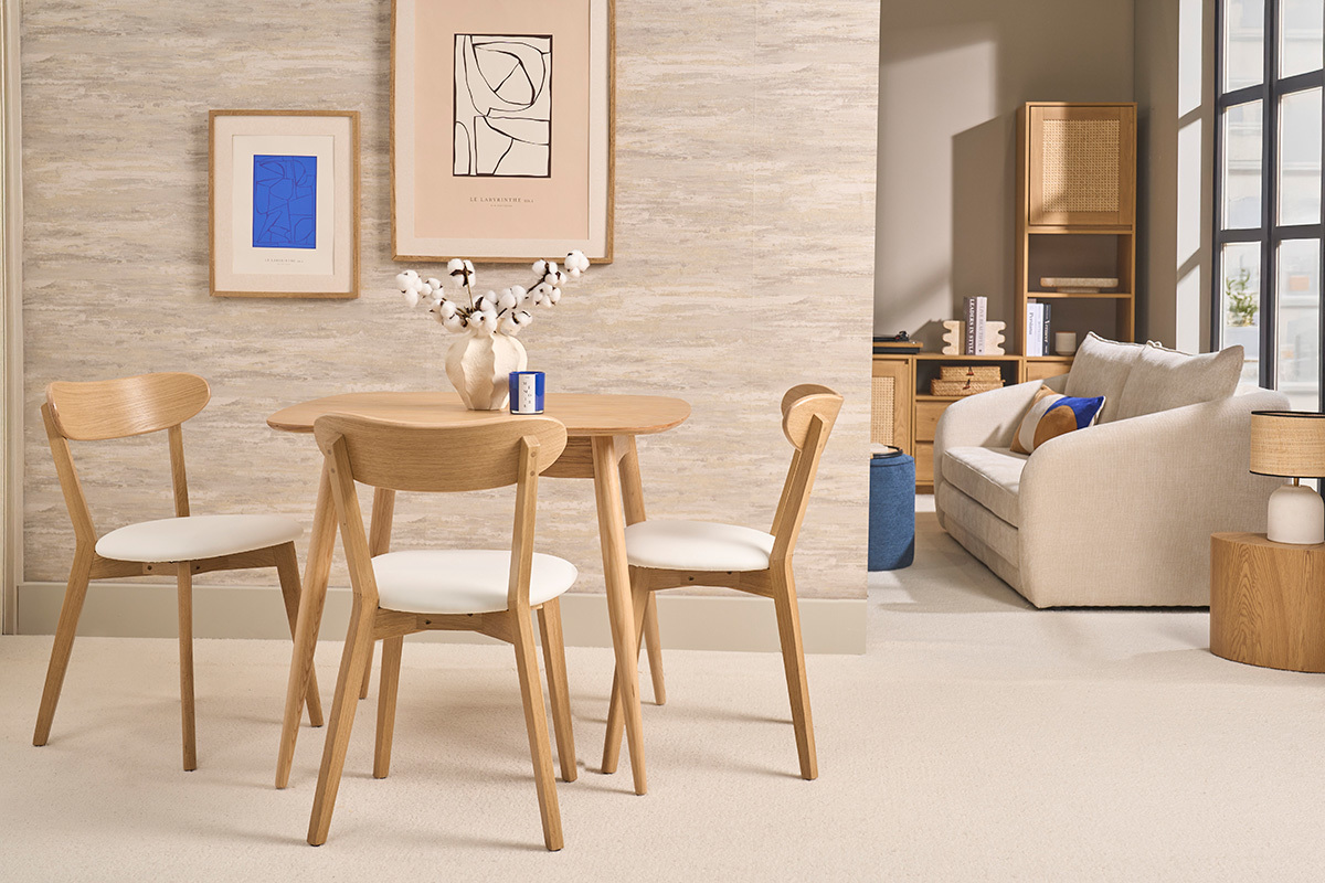 Chaises vintage en bois clair ch�ne et blanc, style bistrot, vue sur une table ronde.