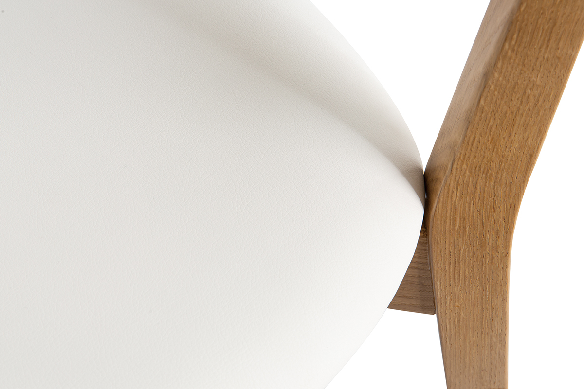 D�tail de la chaise LUCIA en bois clair et assise blanche, vue de pr�s