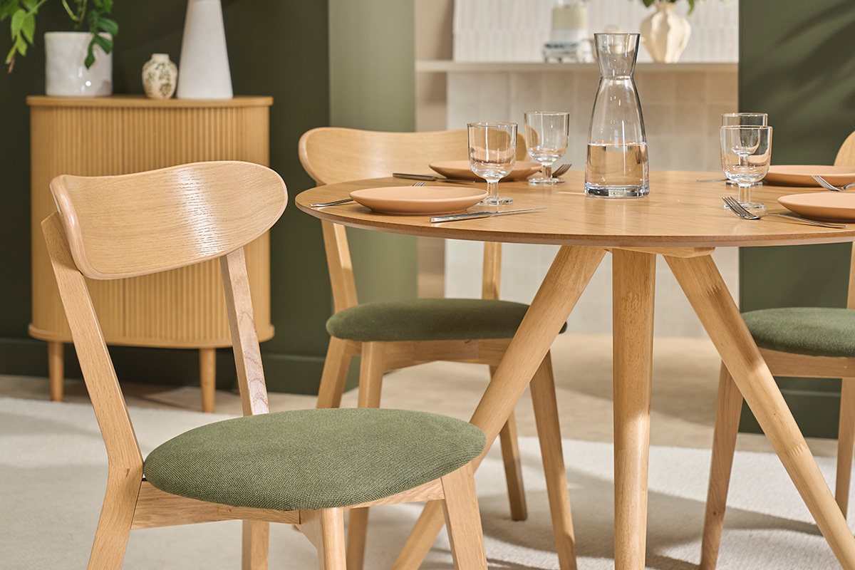 Chaises vintage DOVE en bois clair avec assise en tissu vert kaki, vue � c�t� d'une table ronde.