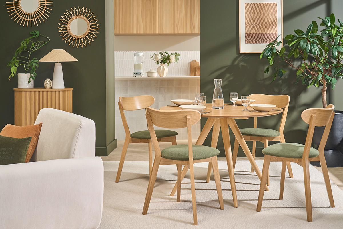 Chaises vintage en bois clair ch�ne et tissu vert kaki autour d'une table dans une salle � manger moderne.