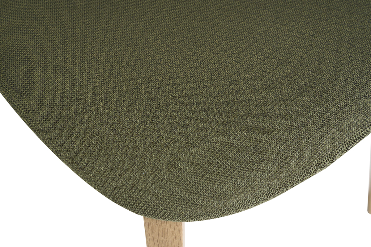 Gros plan sur l'assise en tissu vert kaki des chaises LUCIA en bois clair ch�ne