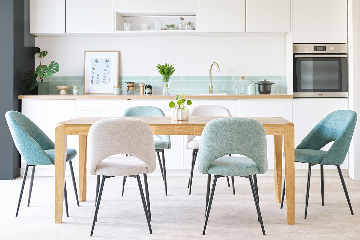Salle � manger avec chaises vintage beige et m�tal noir autour d'une table en bois.