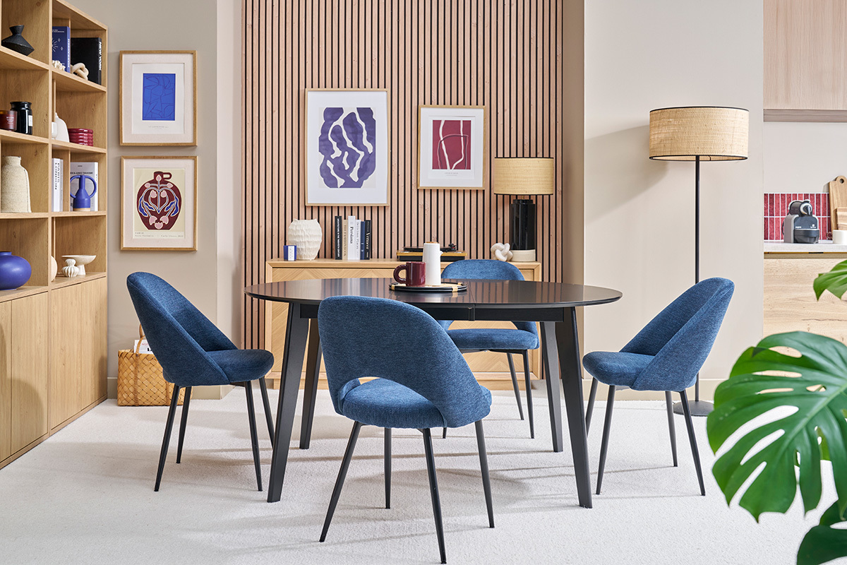 Quatre chaises en tissu bleu fonc� autour d'une table, vue d'ensemble.