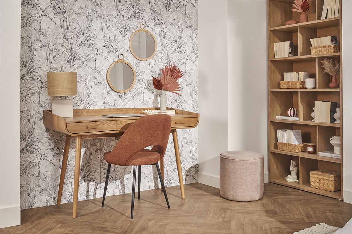 Chaise vintage en tissu terre br�l�e devant un bureau en bois, �tag�re � droite.