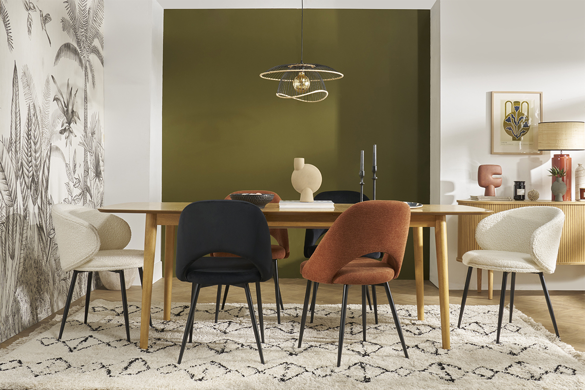 Chaises COSETTE en tissu terre br�l�e et m�tal noir autour d'une table en bois.
