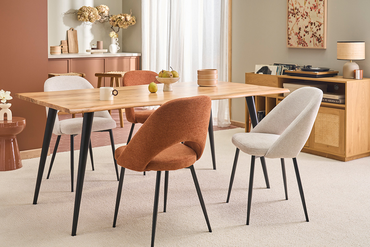 Chaises vintage COSETTE en tissu terre br�l�e et m�tal noir autour d'une table en bois.