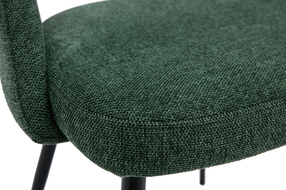 D�tail du tissu vert textur� effet velours sur une chaise COSETTE avec pieds en m�tal noir.