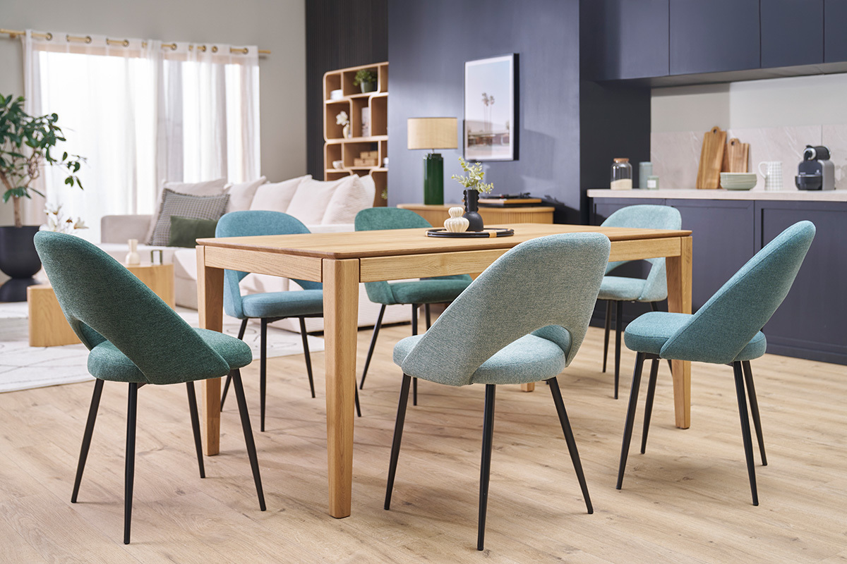 Chaises vintage vert de gris autour d'une table en bois, pieds en m�tal noir, vue d'ensemble.
