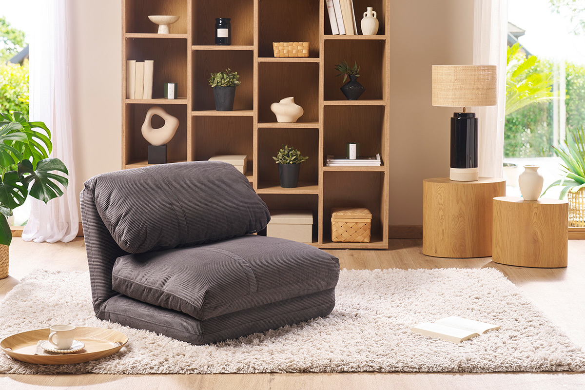 Chauffeuse 1 place SPENCER en tissu velours c�tel� gris fonc�, vue de face dans un int�rieur moderne.