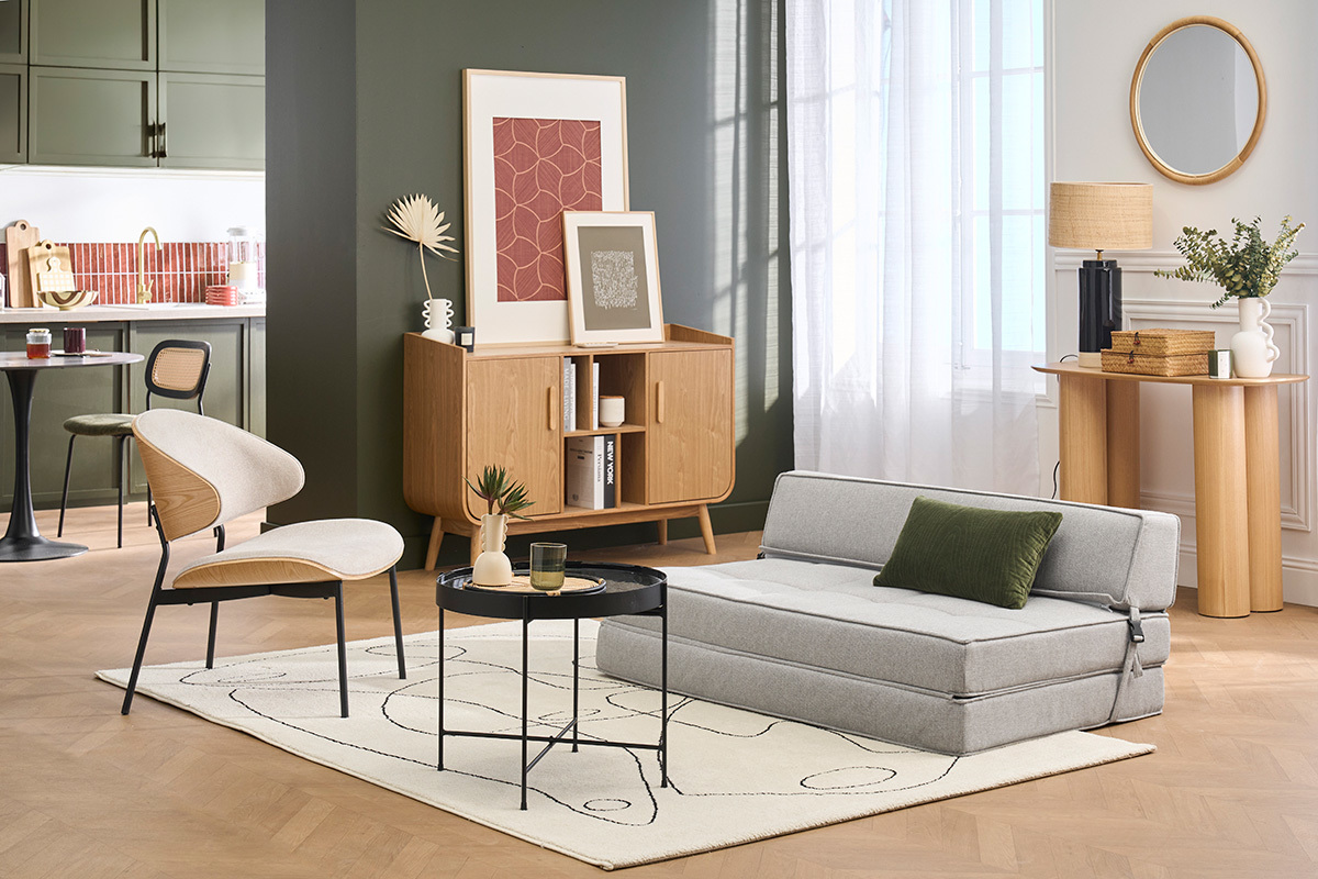 Chauffeuse 2 places convertible gris clair KATY, canap� et mobilier dans un salon moderne.