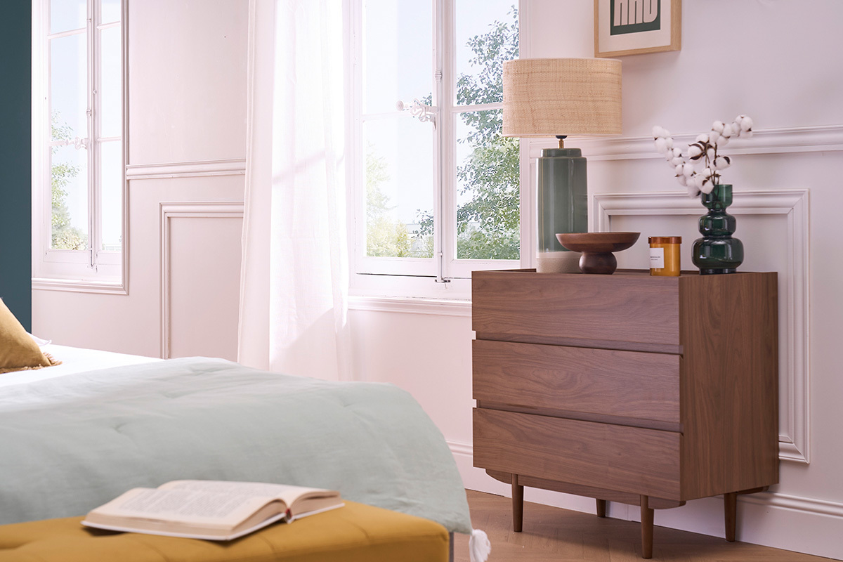 Commode en bois fonc� noyer 3 tiroirs SANAA, vue de c�t�, dans une chambre avec d�co moderne.