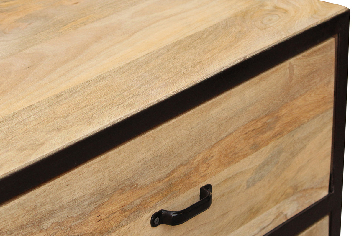 Coin sup�rieur de la commode INDUSTRIA en bois de manguier et m�tal noir, vue rapproch�e.