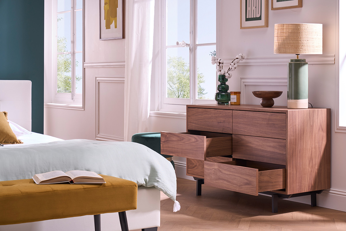 Commode MANNY en bois fonc� et m�tal noir, vue de c�t� avec tiroirs ouverts, d�cor�e par une lampe et un vase.