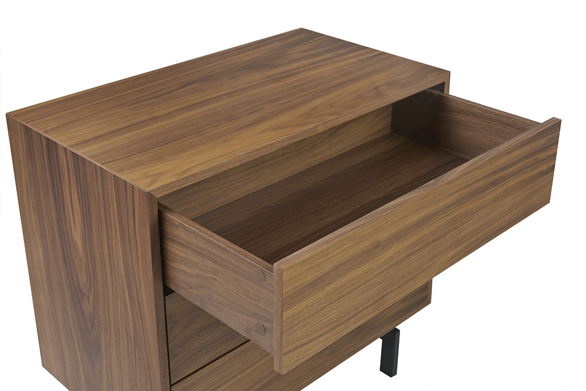 Commode vintage en bois fonc� avec tiroir ouvert, vue de trois quarts.
