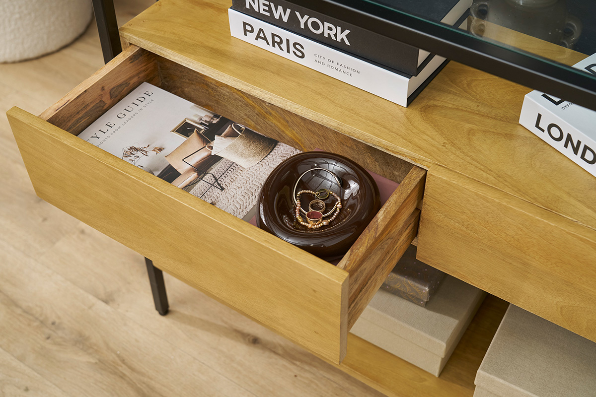 Vue rapproch�e de la console SITA avec tiroir ouvert contenant des accessoires d�coratifs.