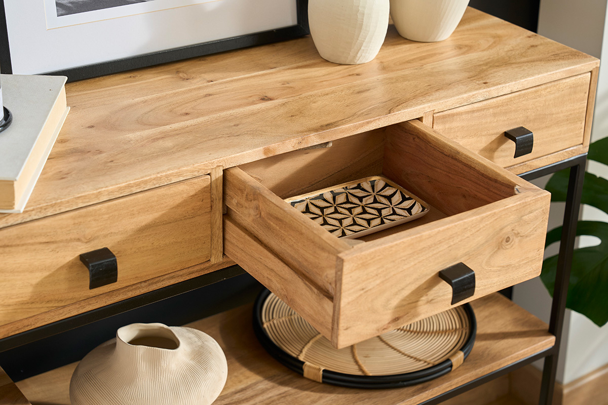 Console industrielle en bois et m�tal avec tiroir ouvert exposant un plateau d�coratif.