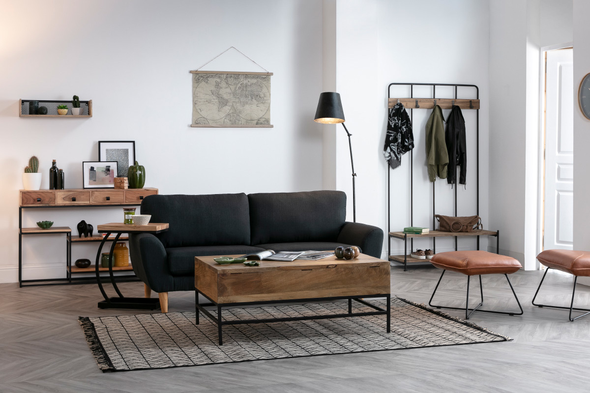 �tag�re murale industrielle en bois manguier et m�tal noir, vue dans un salon avec d'autres meubles.