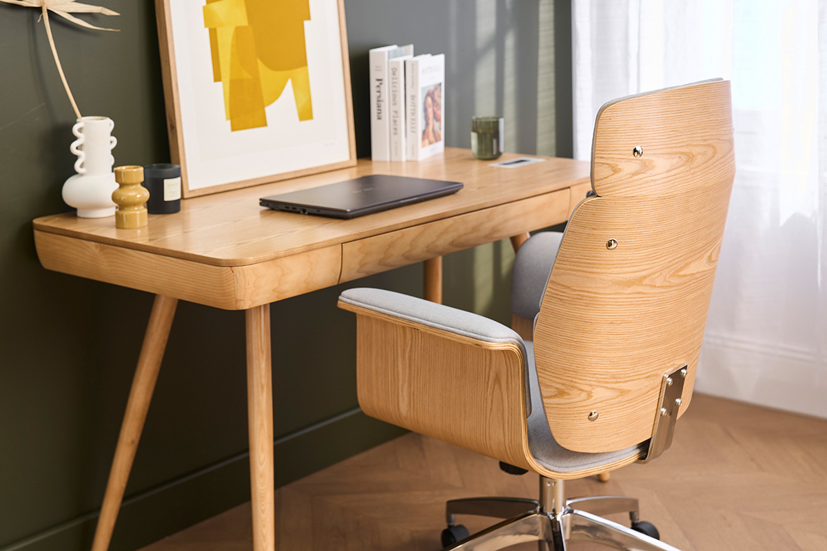 Fauteuil de bureau ELON en bois clair, vu de dos, devant un bureau en bois avec accessoires.