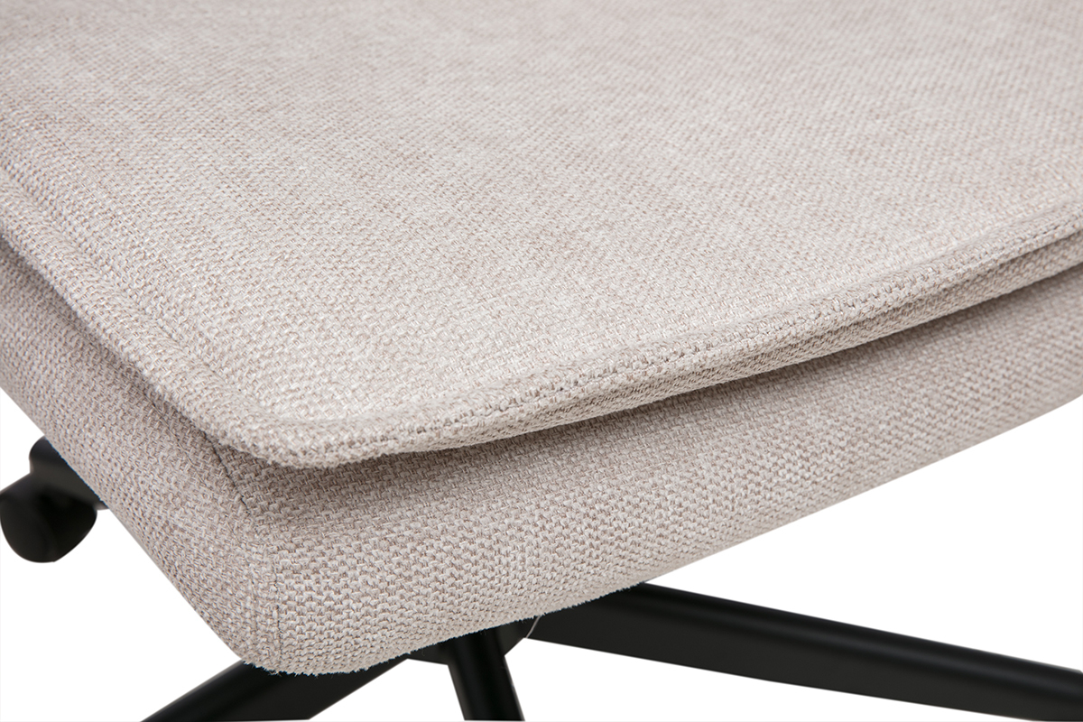D�tail de l'assise rembourr�e en tissu effet velours textur� beige du fauteuil de bureau SAEL.