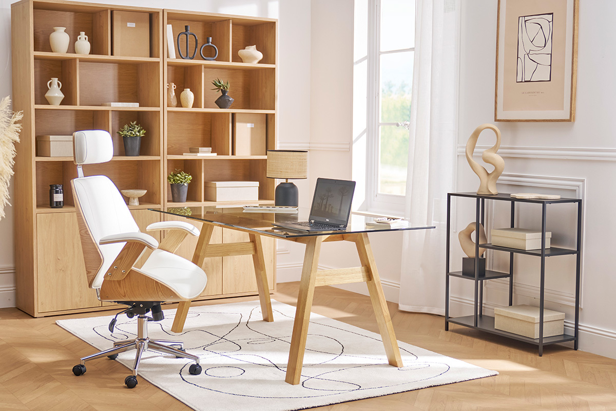 Fauteuil de bureau de direction blanc avec accoudoirs en bois et base en acier, devant un bureau en verre.