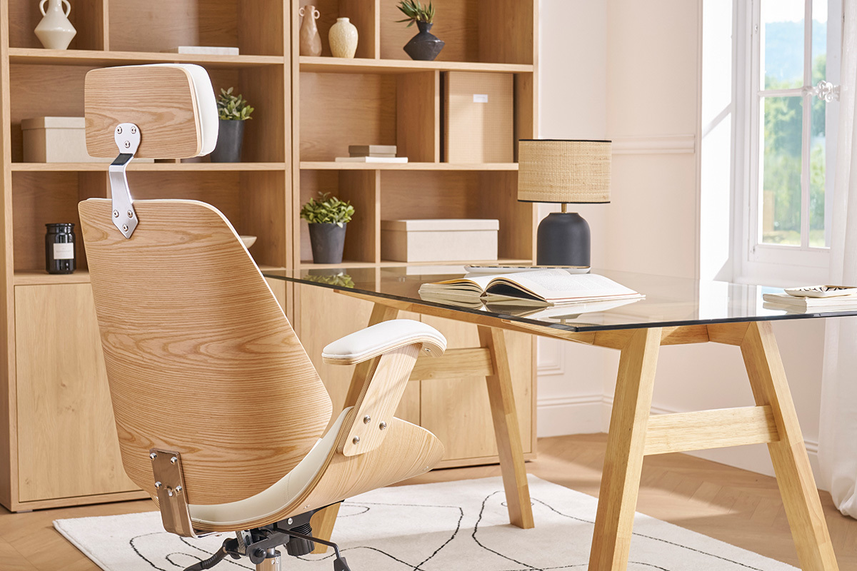 Fauteuil de bureau design bois clair et blanc derri�re un bureau en verre dans un bureau moderne.